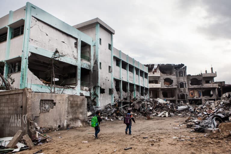 Escuela de la ONU dañada y dependencias del Ministerio del Interior en la ciudad de Gaza, diciembre de 2012.