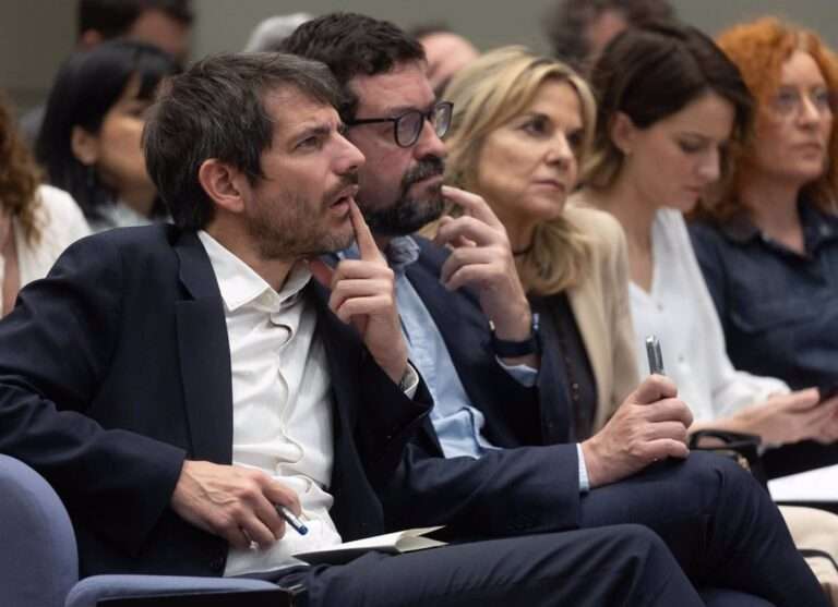 Urtasun responde a Page que seguirá "ejerciendo competencias" con la tauromaquia y defiende suprimir el Premio Nacional