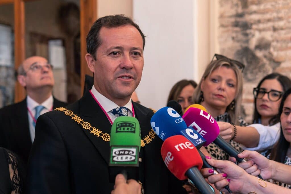 Velázquez cumple su "sueño" de procesionar como alcalde de Toledo y desea un feliz Corpus a todos los toledanos