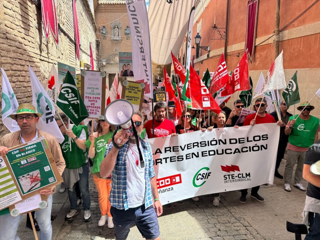 Miles de docentes acuden al 18M a manifestarse por la reversión de los recortes en Educación 1