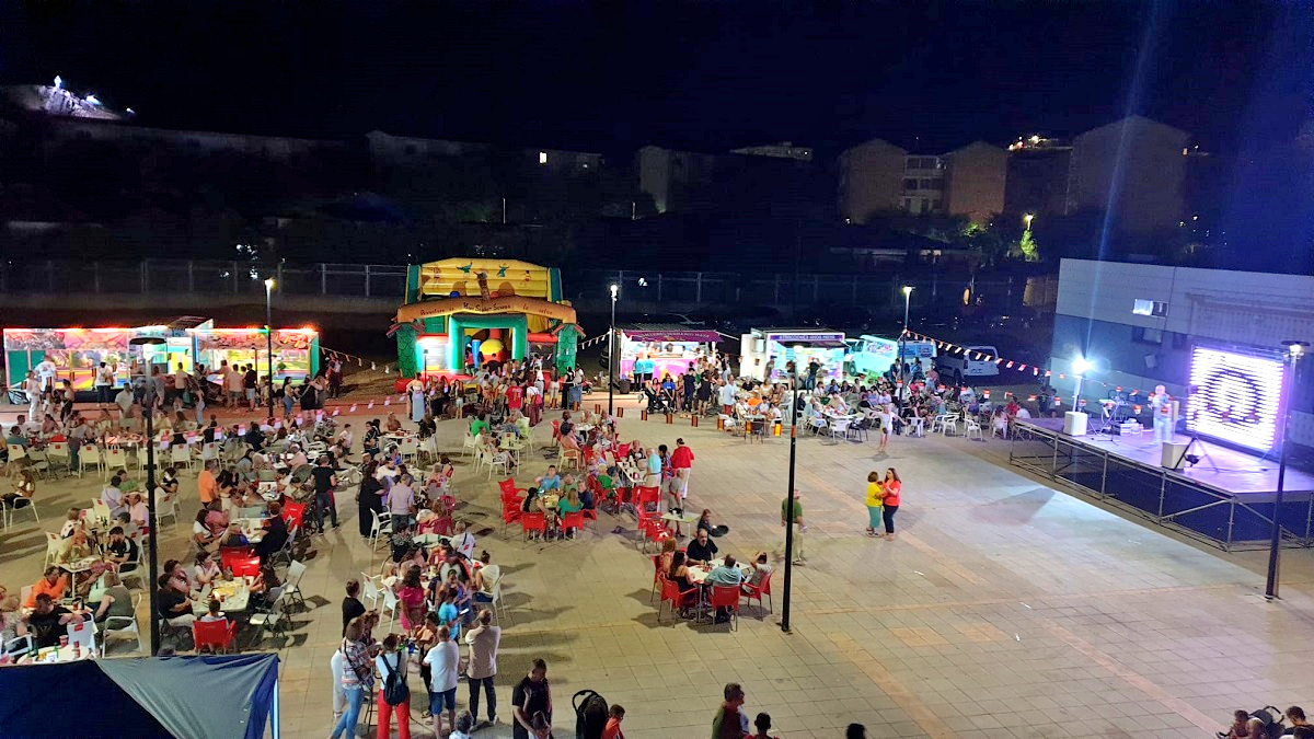 La barriada Fraternidad se llena de alegría infantil con la celebración de la fiesta de la espuma de San Juan 2