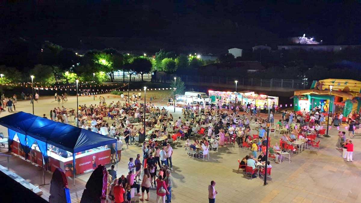 La barriada Fraternidad se llena de alegría infantil con la celebración de la fiesta de la espuma de San Juan 6