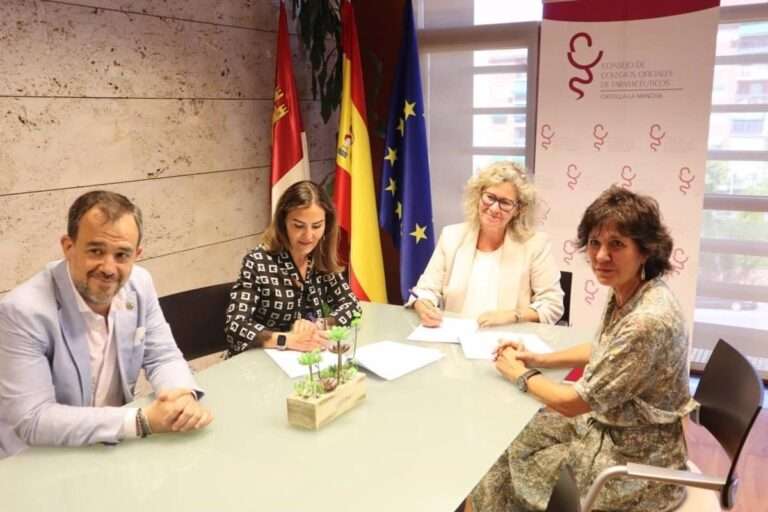 Dos programas en materia de drogodependencias, objeto del convenio entre Junta y Consejo de Colegios de Farmacéuticos