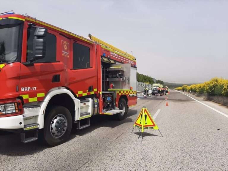 Bomberos de Cuenca rescatan a un hombre de 30 años atrapado en su vehículo tras un accidente en Jábaga, Cuenca
