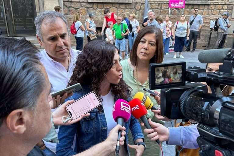 CCOO coloca la bandera arcoíris en su sede de Toledo para reivindicar el Día del Orgullo