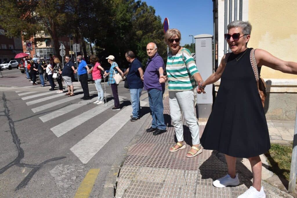 Más de 300 personas se unen en Cuenca en una cadena humana para concienciar sobre el maltrato a las personas mayores