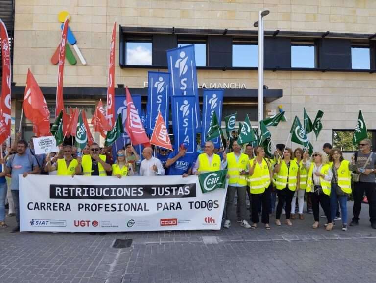 Unos 150 empleados de la Agencia Tributaria se concentran en Toledo para reclamar mejorar laborales