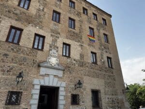 Las Cortes de C-LM cuelgan la bandera arcoiris para sumarser a la celebración del Día del Orgullo LGTBI