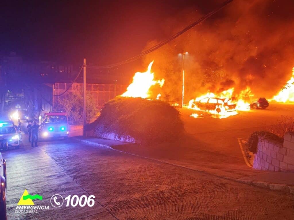 Cuatro vehículos quedan calcinados tras un incendio en un parking público de Puertollano