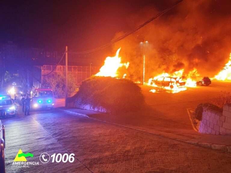 Cuatro vehículos quedan calcinados tras un incendio en un parking público de Puertollano