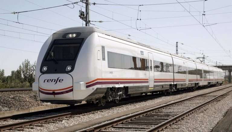 Dos heridos al descarrilar un tren de media distancia tras chocar con un árbol caído en la vía en Almansa