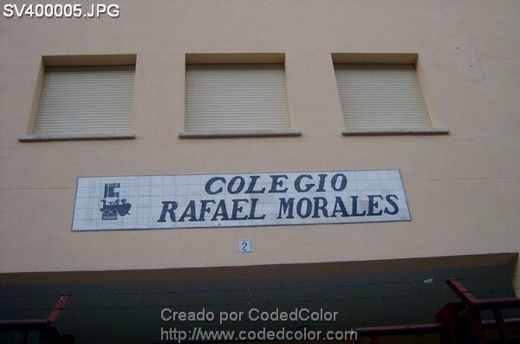 El 'Rafael Morales' recupera la noramalidad tras sofocar los bomberos el incendio en la cocina del colegio