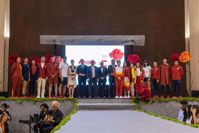Equipo olímpico presenta la equipación con la que buscará la gloria de París con Toledo de fondo y Joma en el pecho