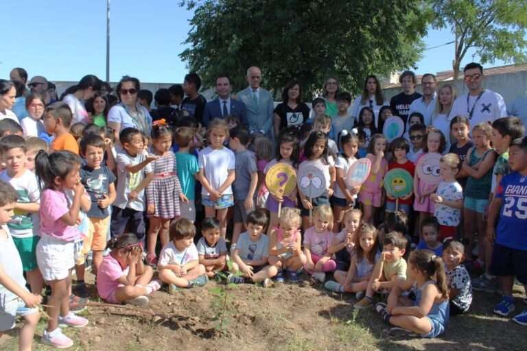 VÍDEO: El 'laurel de Bécquer' revive en el colegio Fábrica de Armas de Toledo y queda a cargo de los alumnos del centro