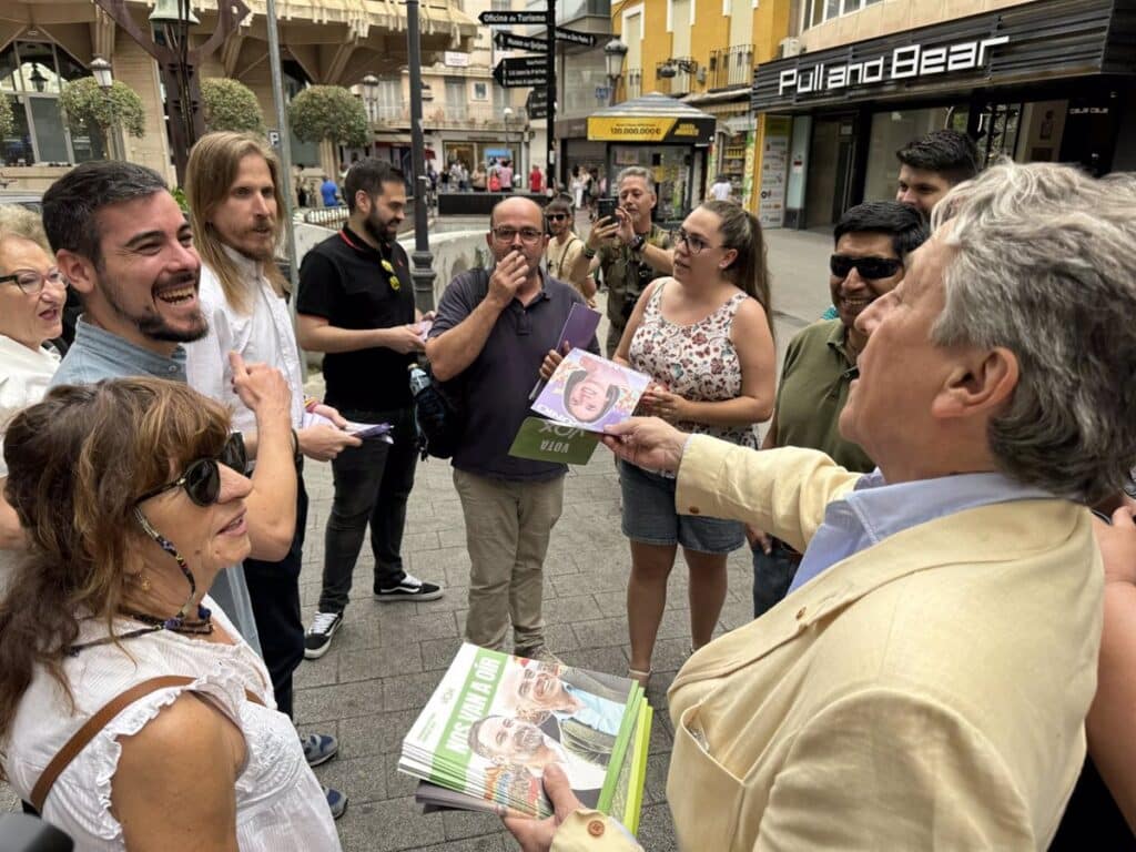 Tertsch (Vox) y Fernández (Podemos) coinciden en Ciudad Real y se intercambian propaganda electoral