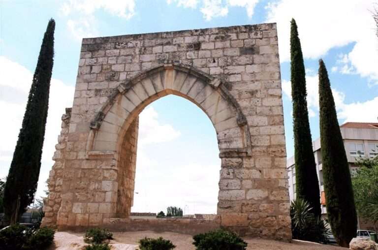 El dúo 'Ensueño de amor' abre los conciertos 'Lunes del Arco' de Ciudad Real