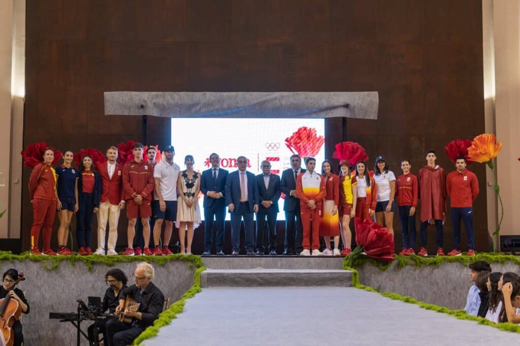 El equipo olímpico presenta la equipación con la que buscarán la gloria de París con Toledo de fondo y Joma en el pecho