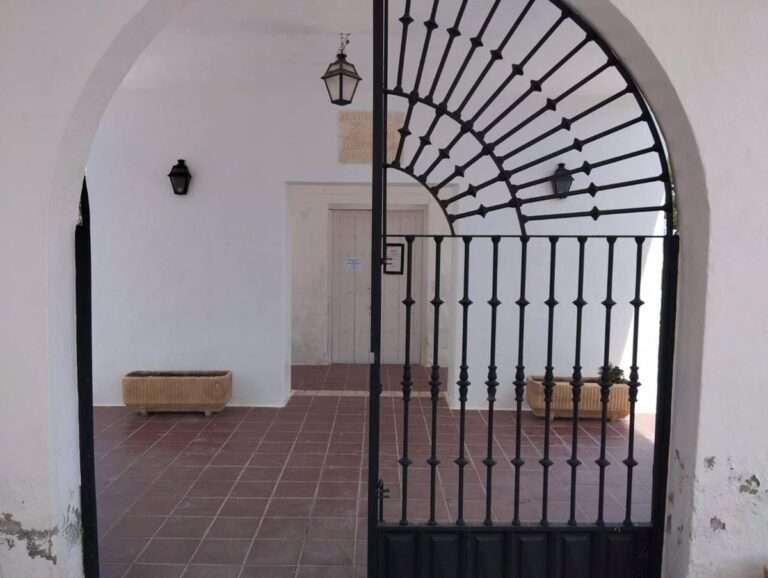 Roban unos 140 crucifijos de bronce del cementerio municipal de La Guardia (Toledo)