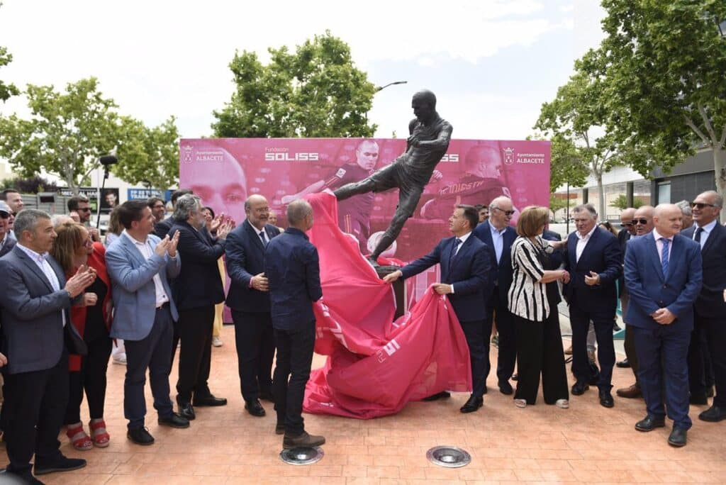 La estatua que homenajea a Andrés Iniesta y al gol que paralizó España el 11 de julio de 2010 se descubre en Albacete
