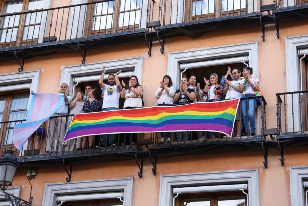 La bandera arcoíris luce ya en la Delegación del Gobierno de C-LM como símbolo del compromiso con el colectivo LGTBI+