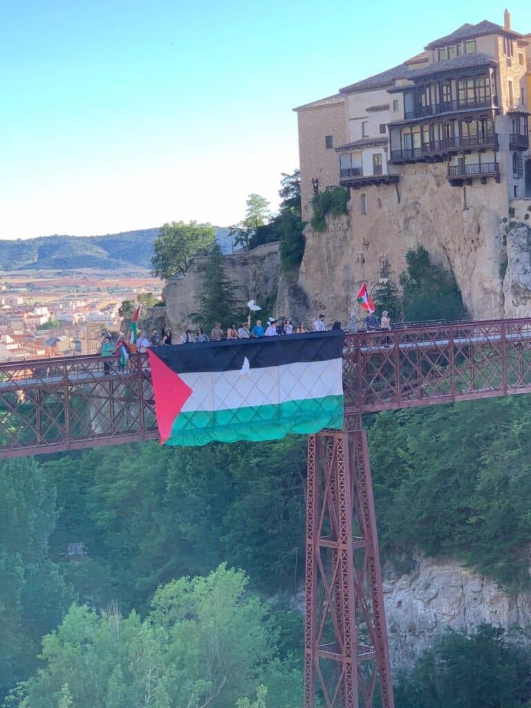 Cuelgan una gran bandera de Palestina en el Puente San Pablo de Cuenca