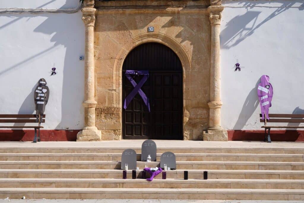 VÍDEO: Las Pedroñeras (Cuenca) convoca un minuto de silencio para condenar los asesinatos de una mujer y sus dos hijos