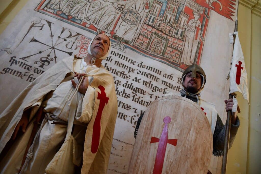 Multitud de personas acuden al Monasterio de Uclés para contemplar el Tumbo Menor de Castilla