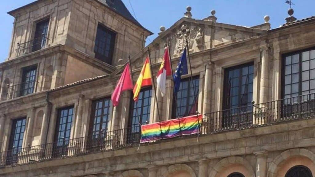 Vox Toledo, ante la celebración del Orgullo, insiste en que en el Ayuntamiento "deben ondear las banderas oficiales"