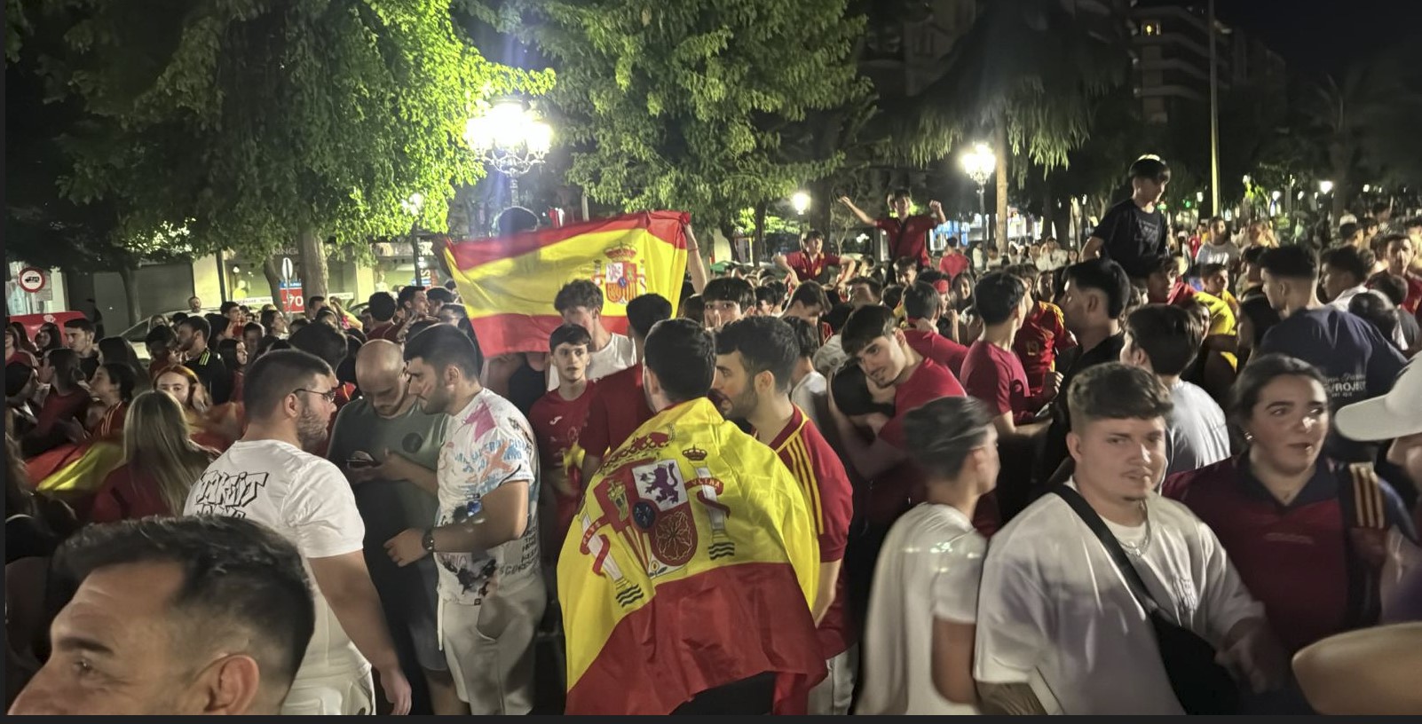 Multitud se congrega en cine para vivir apasionadamente la semifinal de España en la Eurocopa 2