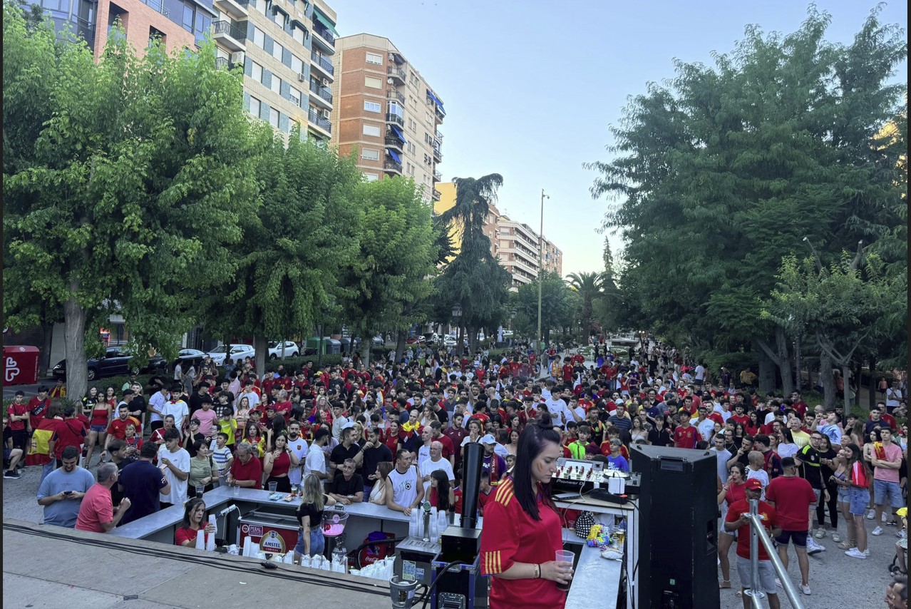 Multitud se congrega en cine para vivir apasionadamente la semifinal de España en la Eurocopa 1