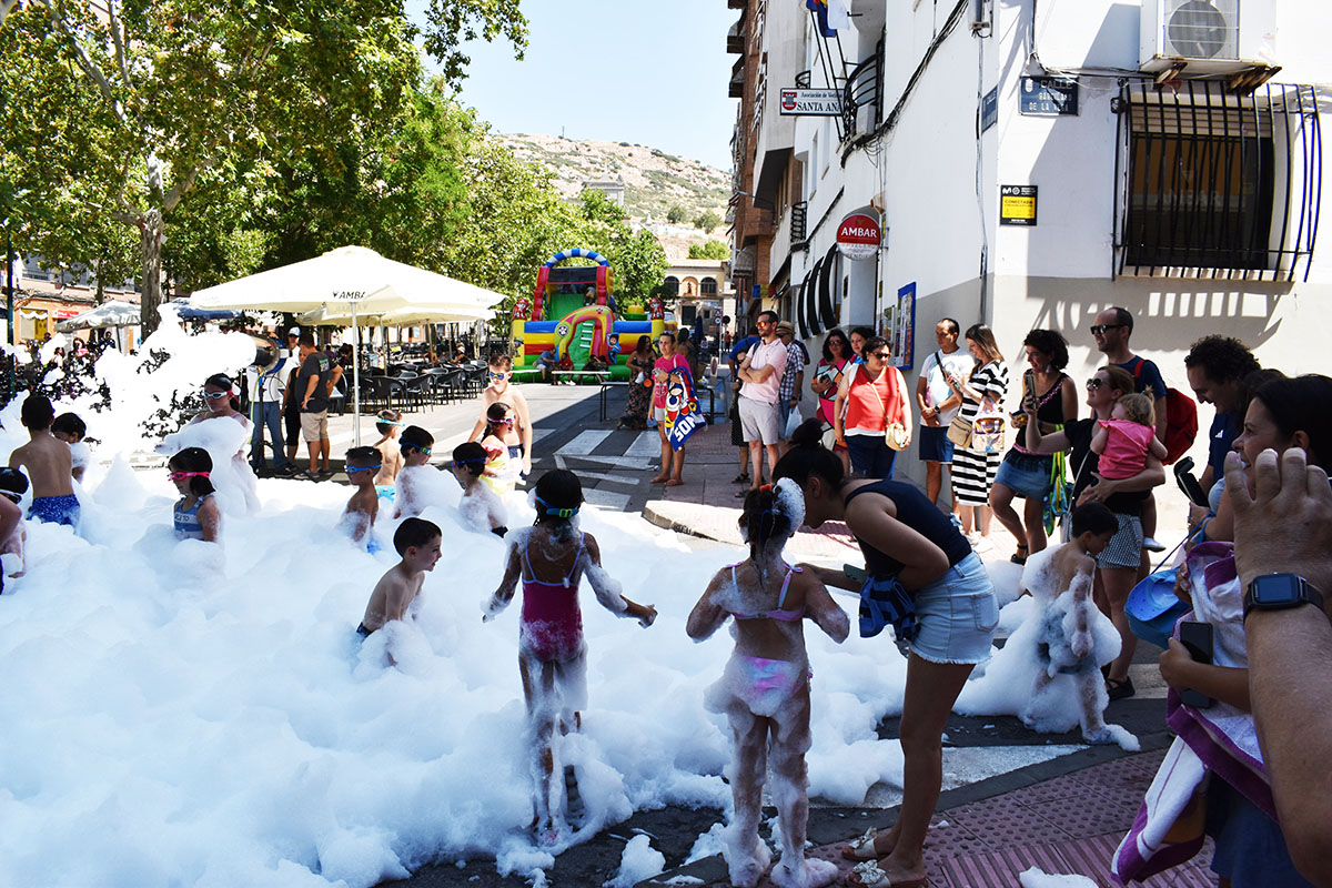 Fiesta Efervescente: La Barriada Santa Ana Celebra Entre Montañas de Espuma 5