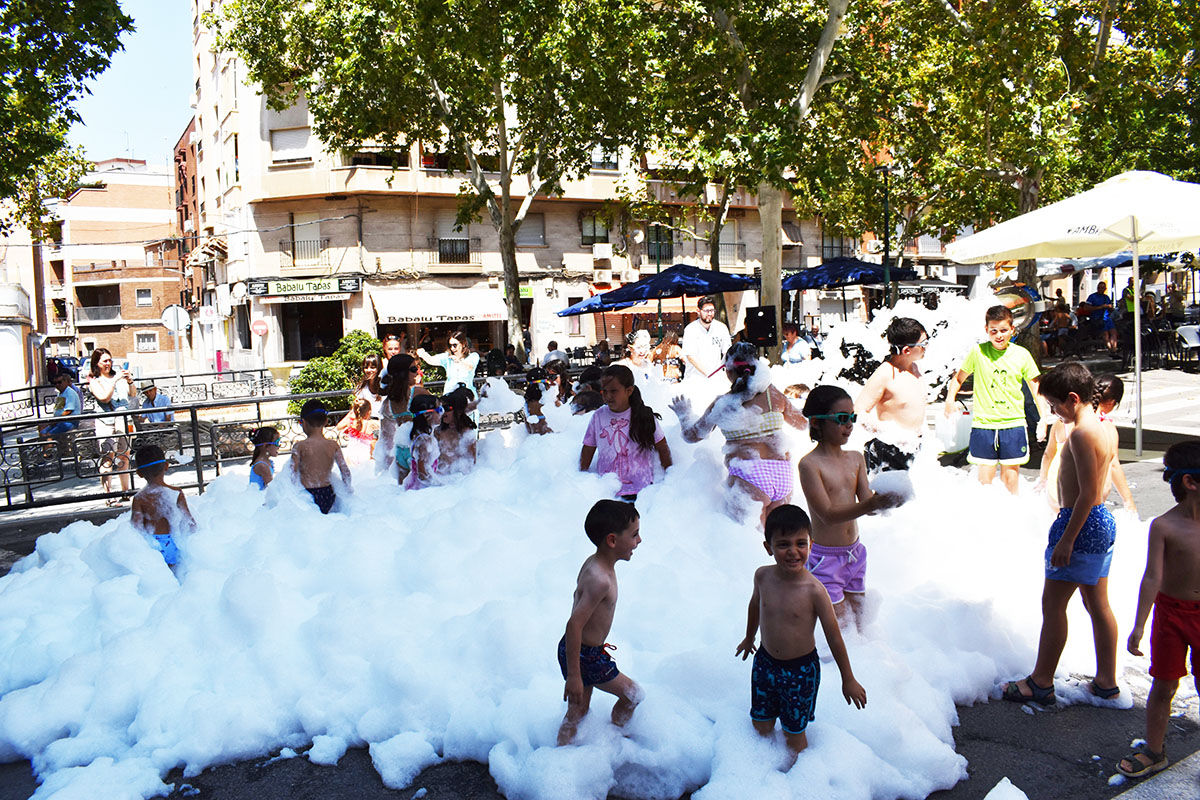 Fiesta Efervescente: La Barriada Santa Ana Celebra Entre Montañas de Espuma 1