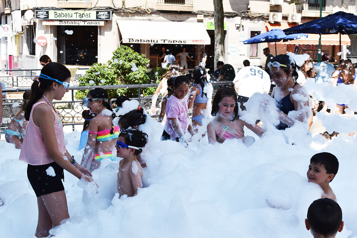 Fiesta Efervescente: La Barriada Santa Ana Celebra Entre Montañas de Espuma 3