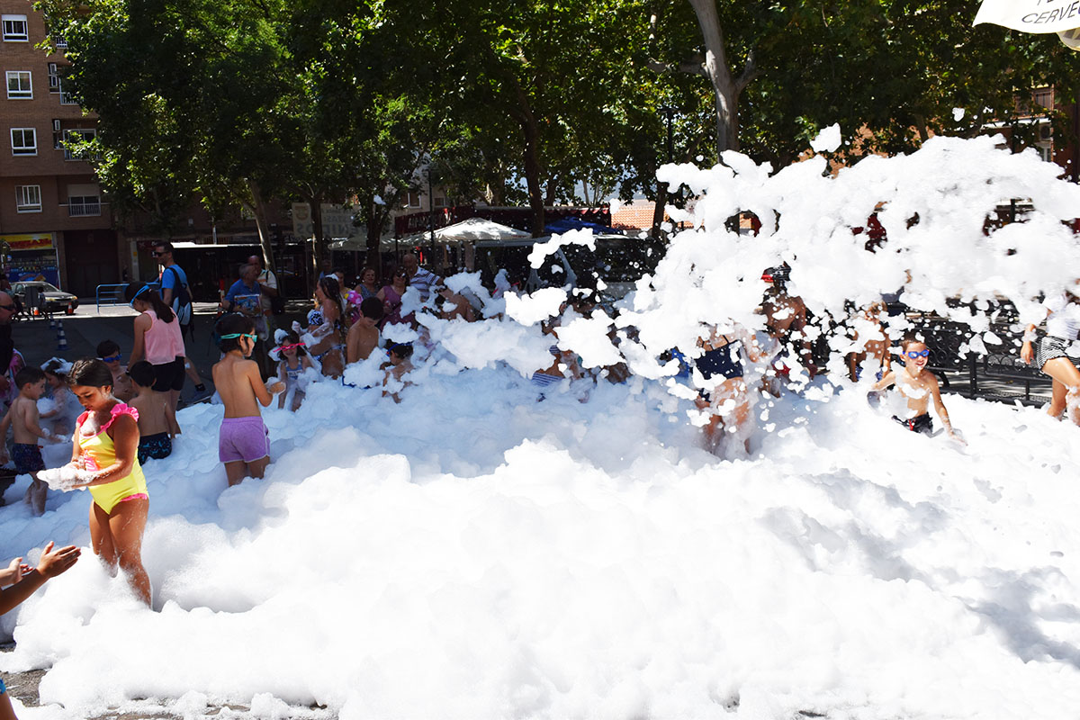 Fiesta Efervescente: La Barriada Santa Ana Celebra Entre Montañas de Espuma 2