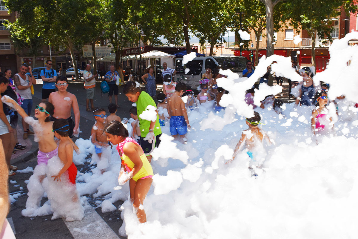 Fiesta Efervescente: La Barriada Santa Ana Celebra Entre Montañas de Espuma 4