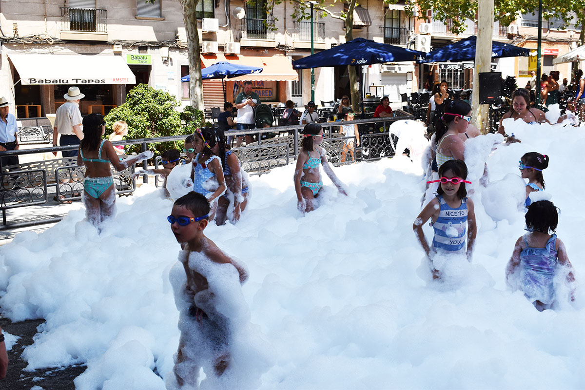 Fiesta Efervescente: La Barriada Santa Ana Celebra Entre Montañas de Espuma 6