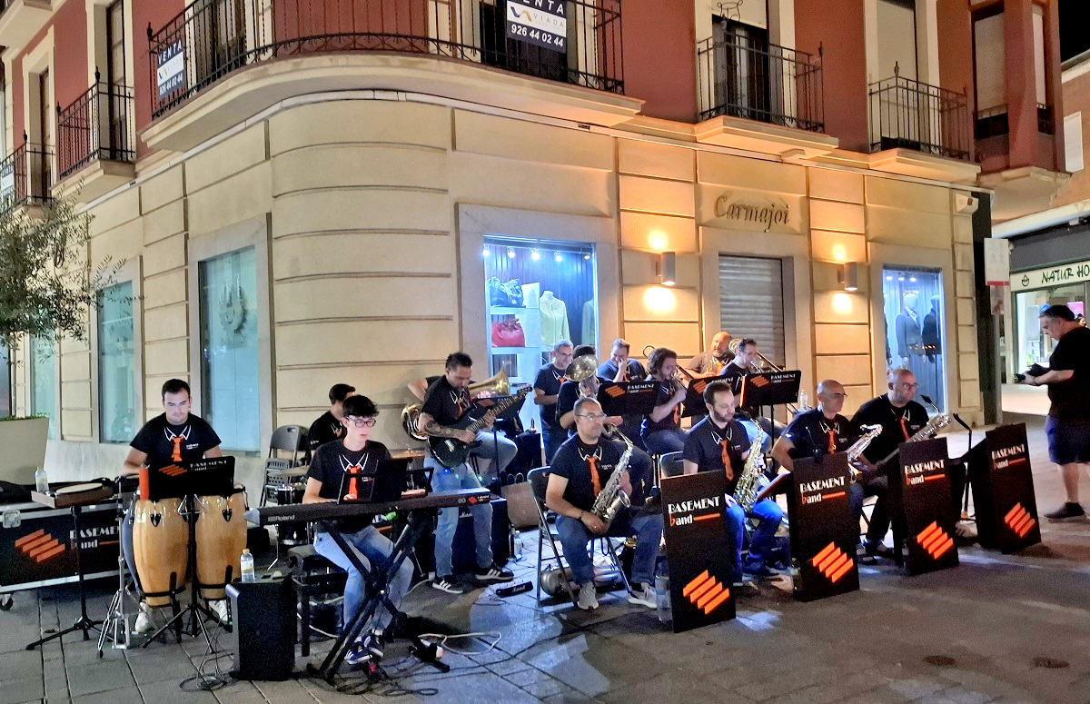 Basement inaugura el programa 'Música en la calle' con una vibrante noche de blues y swing 3