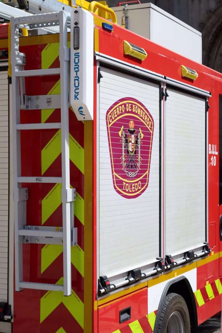 Hospitalizada una mujer de 78 años tras intoxicarse con humo en el incendio de su vivienda en Los Yébenes