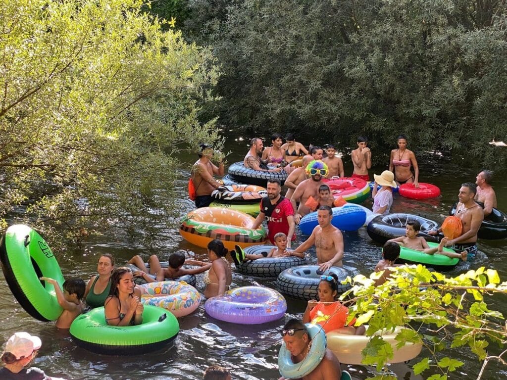 Vuelve 'Aventutontuna', el descenso del río Alberche en Escalona con flotadores que pretende crear "un turismo sano"