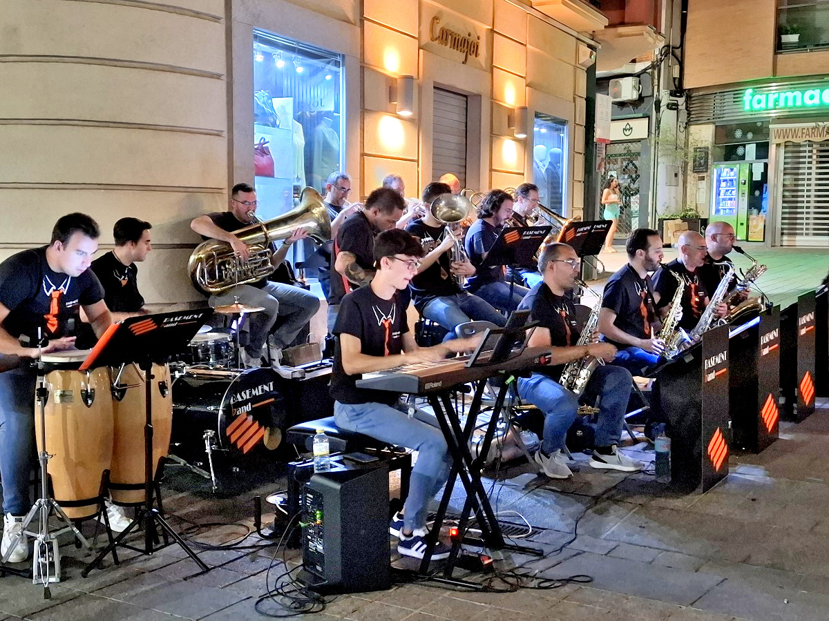 Basement inaugura el programa 'Música en la calle' con una vibrante noche de blues y swing 1