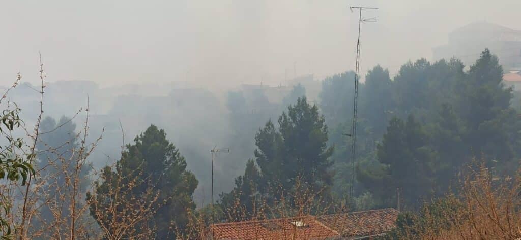 Los bomberos dan por extinguido el incendio declarado en la barriada de El Caño de Tarancón este viernes