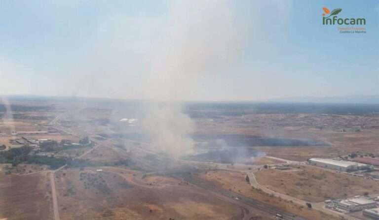 Efectivos de bomberos continúan trabajando para extinguir el incendio de Talavera de la Reina