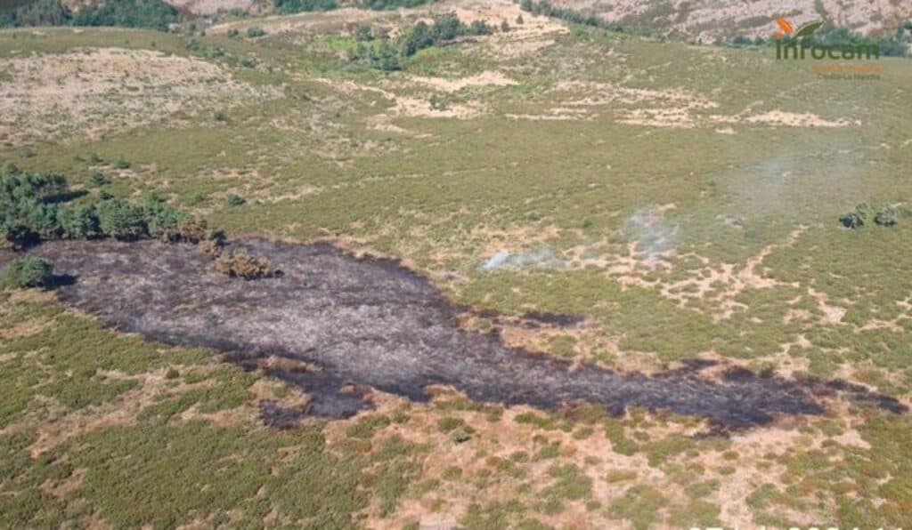 Los servicios de extinción siguen trabajando en la zona para extinguir el incendio en Cantalojas