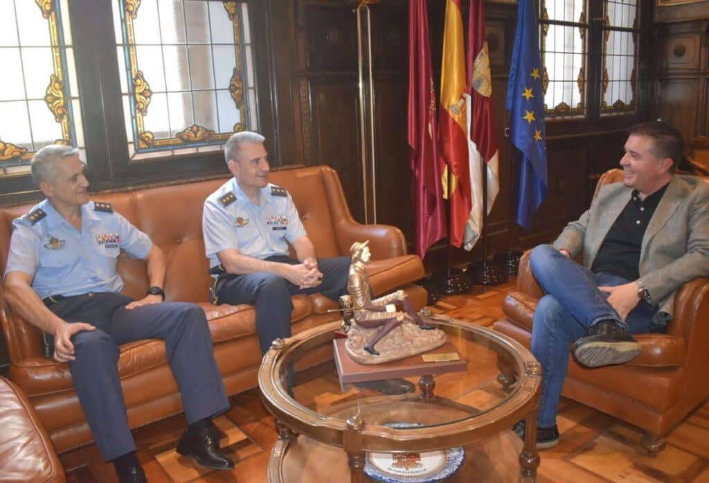 Cabañero desea "muchos éxitos" al nuevo coronel del TLP, en el que se forman los mejores pilotos de la OTAN