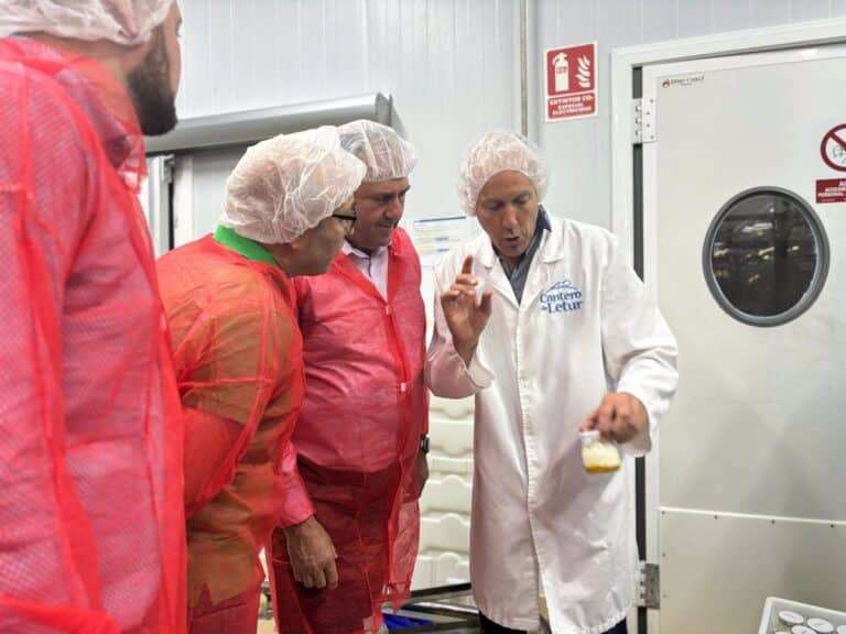 Cantero de Letur estrena junto a Martínez Lizán la ampliación de su fábrica, donde ha implementando energías renovables
