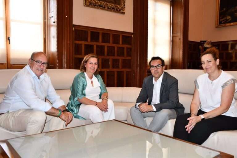 Cedillo muestra su apoyo a Santa Cruz del Retamar (Toledo) que reivindica la construcción de un nuevo colegio