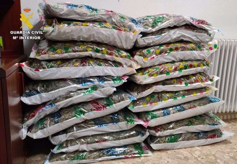 Intervienen 49 kilos de marihuana en dos macutos y una maleta dentro de un vehículo en la A-43 en Valdepeñas