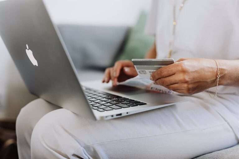 Investigado por hacer hasta 74 cargos bancarios fraudulentos por 1.691 euros en compras por páginas web