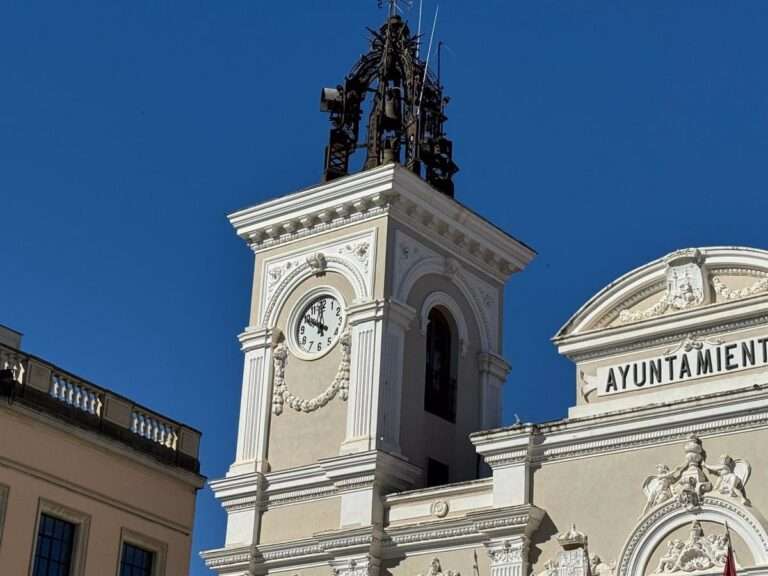 Las campanas del reloj del Ayuntamiento de Guadalajara dejan de sonar por el peligro de estabilidad de la torre