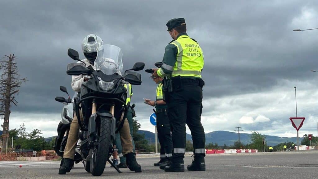 Espinosa reparte en Albacete material informativo de la DGT para reforzar la seguridad de los motoristas